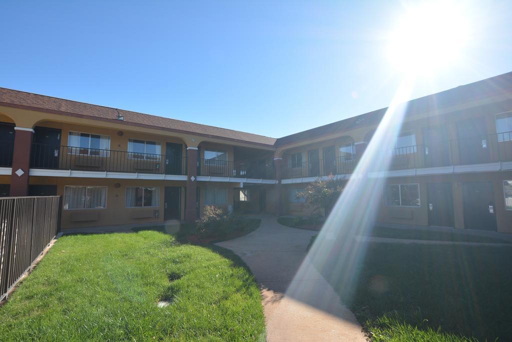Super 8 By Wyndham Midwest City Ok Esterno foto